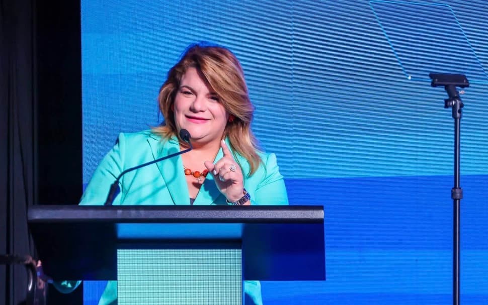 Gobernadora firma cuatro medidas legislativas para fortalecer la salud y proteger a la niñez