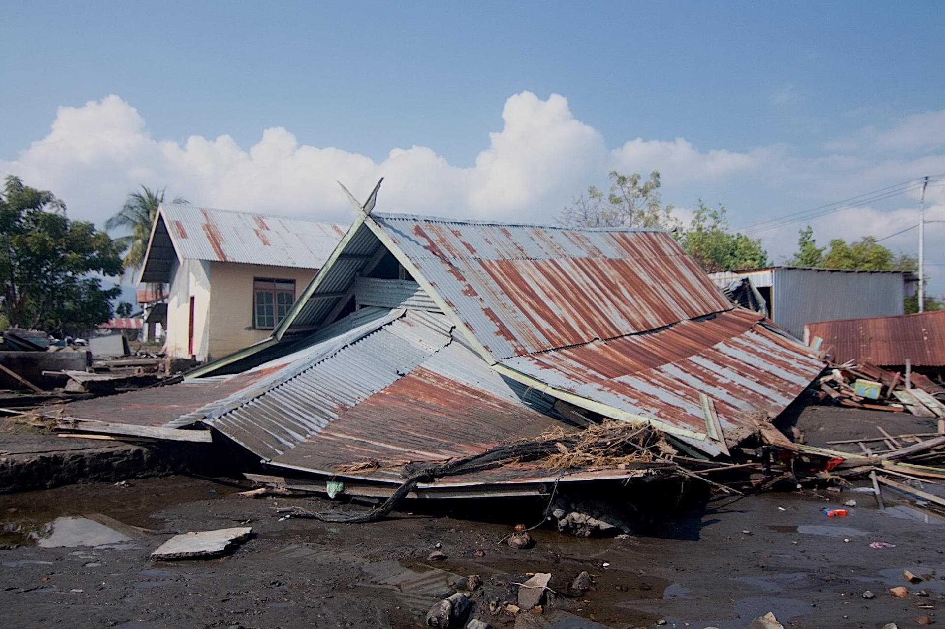 Indonesia eleva a 38 el número de muertos tras un terremoto de magnitud 7.7