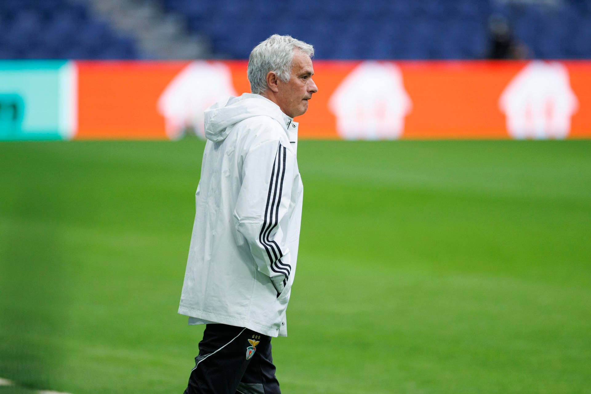 El Benfica informa de que el Real Madrid pagará 15 millones por Mourinho