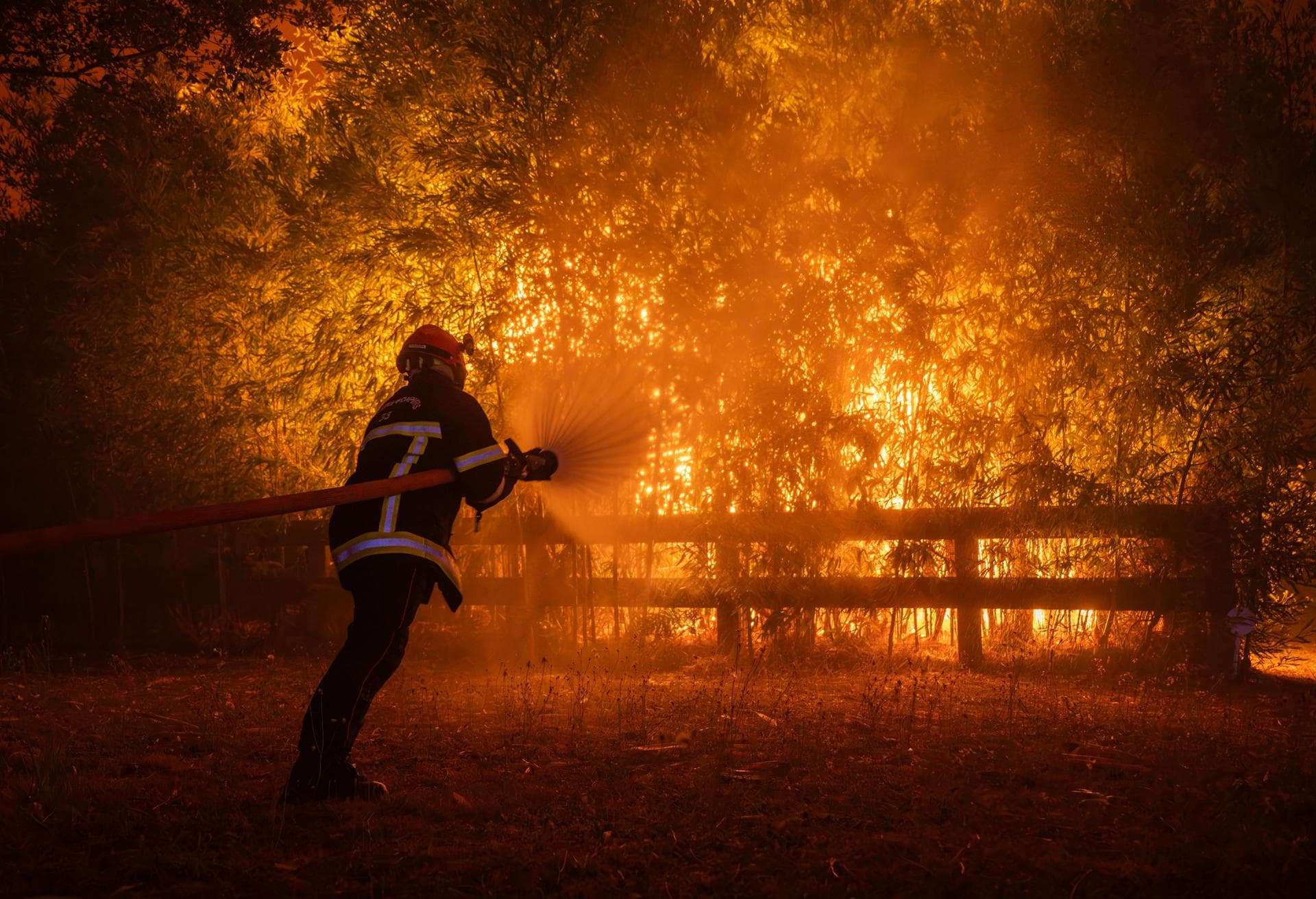 El incendio de Francia permanece "impredecible" y con 220,000 personas evacuadas