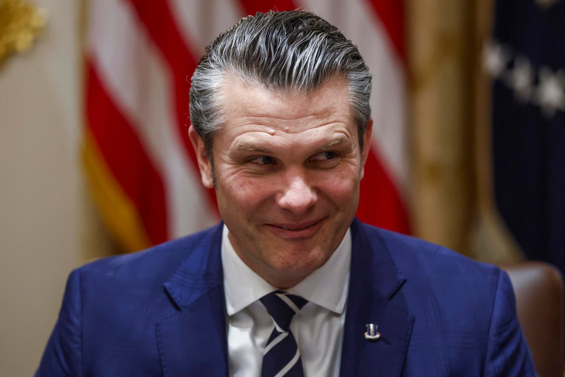 Secretario de Guerra de EEUU revela que visitó en secreto a las tropas en O.Medio