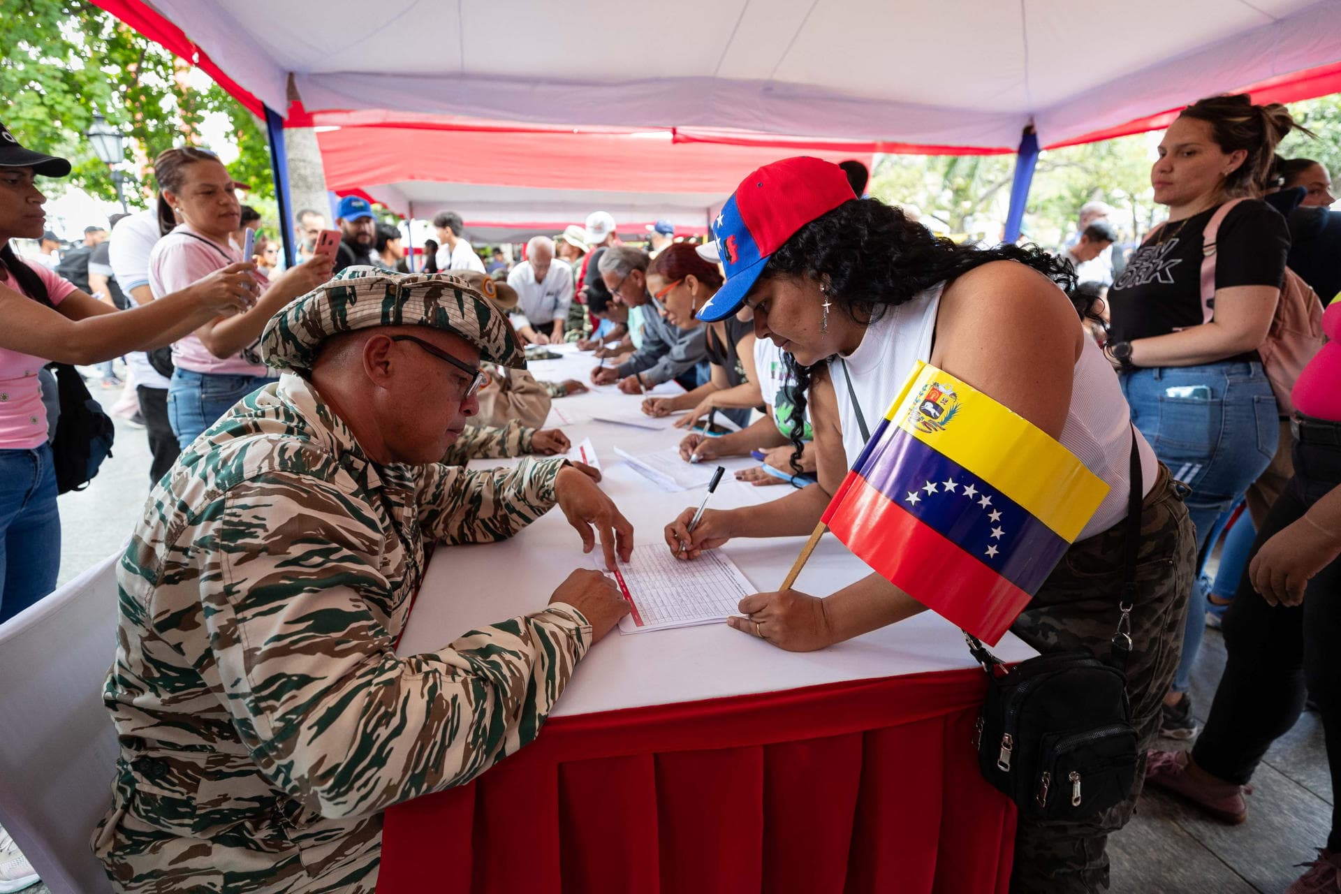 Chavistas acuden en Caracas a alistarse en la “Milicia de Maduro”