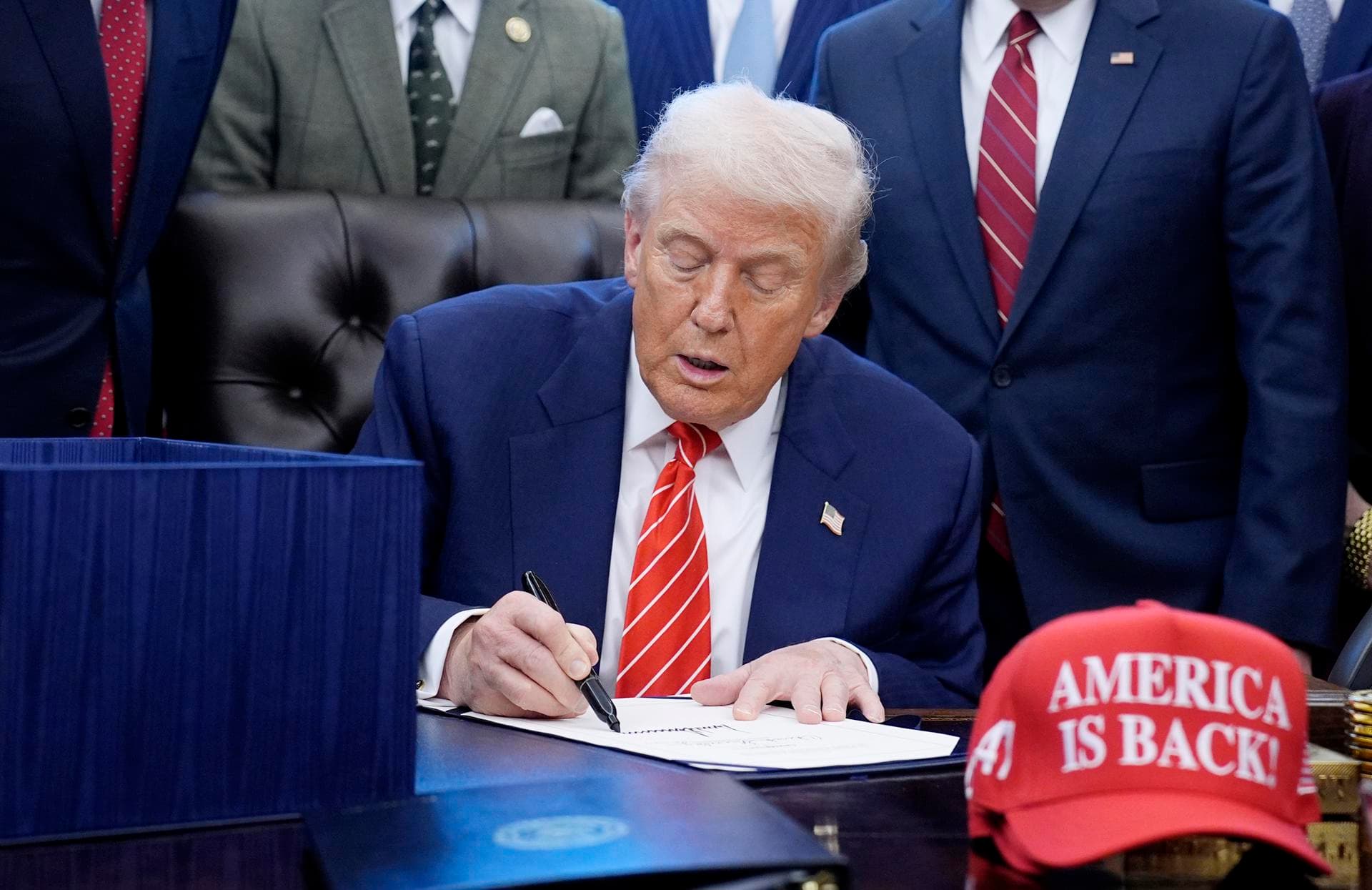 Trump ordena el pago a 35,000 empleados afectados por cierre del Departamento de Seguridad