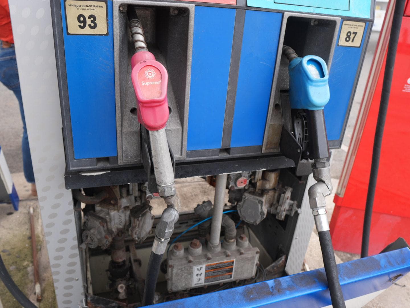 DACO emite avisos de infracción en operativo a gasolineras