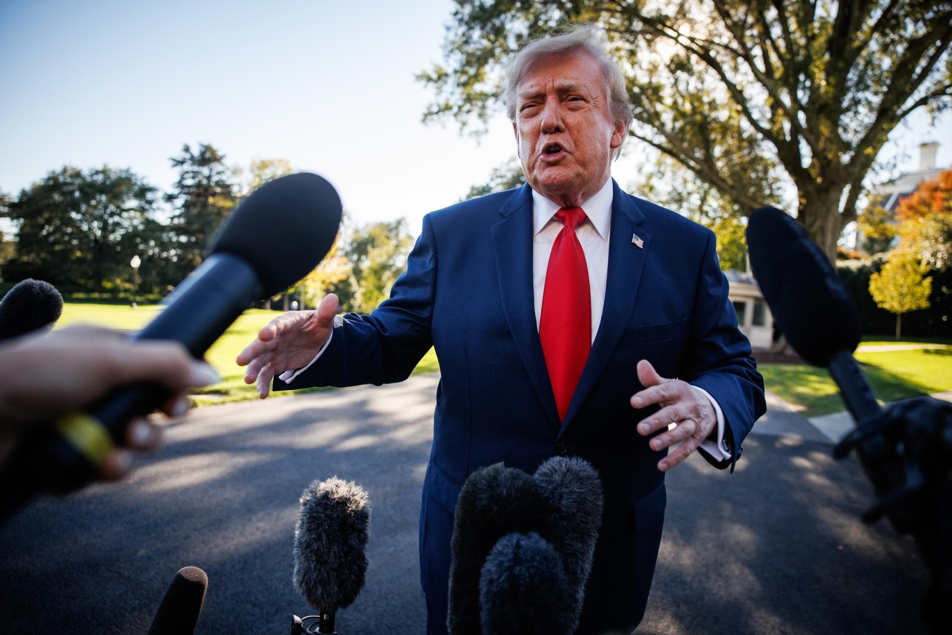 Trump presume de sus medidas económicas para intentar dar la vuelta a los malos sondeos