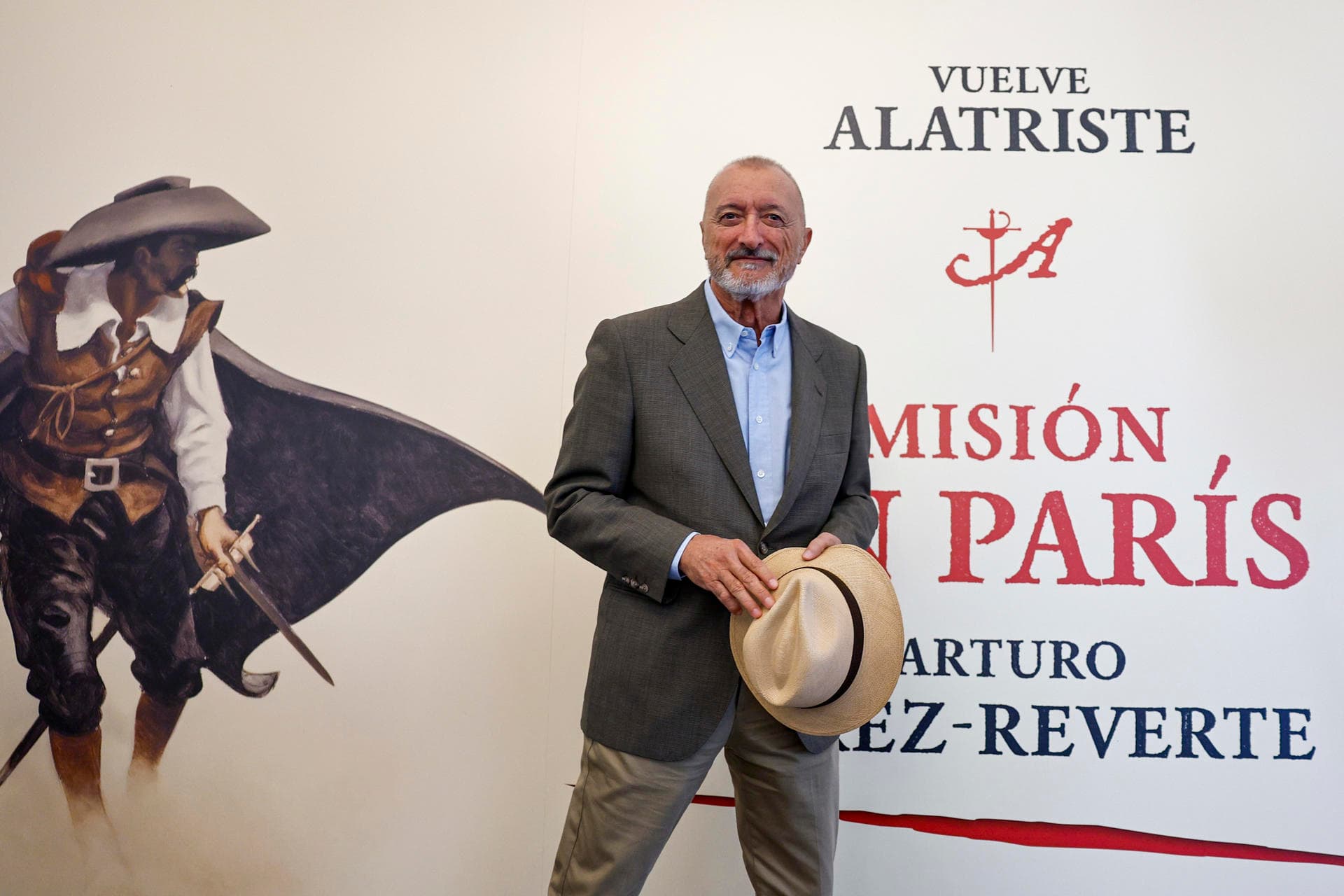 Pérez-Reverte vuelve a "reconciliarse con España" con Alatriste y 'Misión en París'