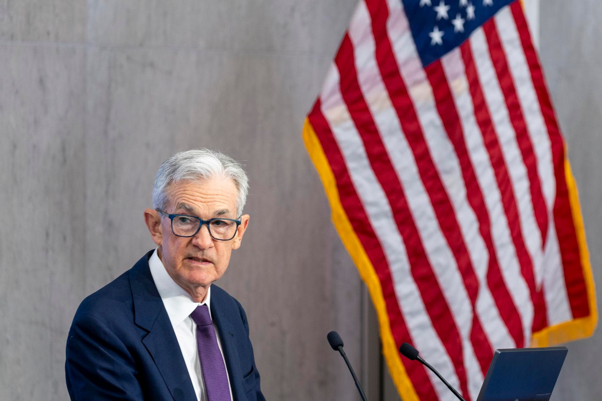 Trump llama "imbécil" al presidente del FED 