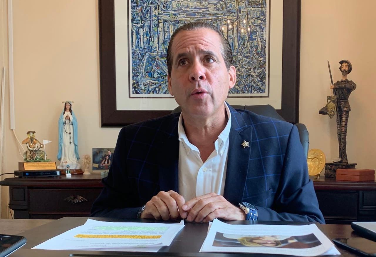 Gobernadora convierte en ley proyecto que prohibe celulares en escuelas públicas