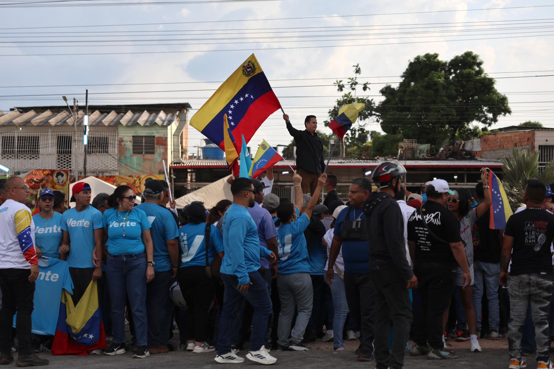 María Corina Machado regresa a Venezuela entre una multitud que exige elecciones