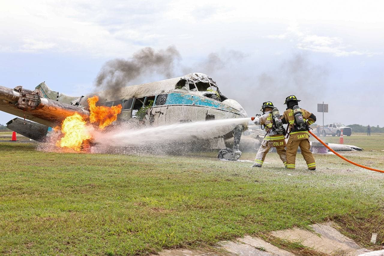 Celebran simulacro de rescate de 150 pasajeros en un avión consumido por fuego