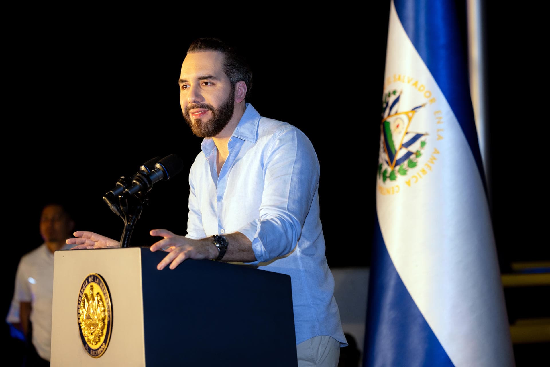 Bukele dice que disciplina en las escuelas es para “evitar” pandillas