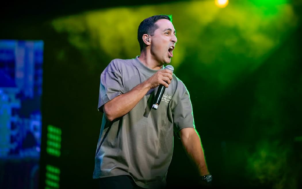 Alejandro Gil hizo reír con su stand-up “Sacando el Polvo”