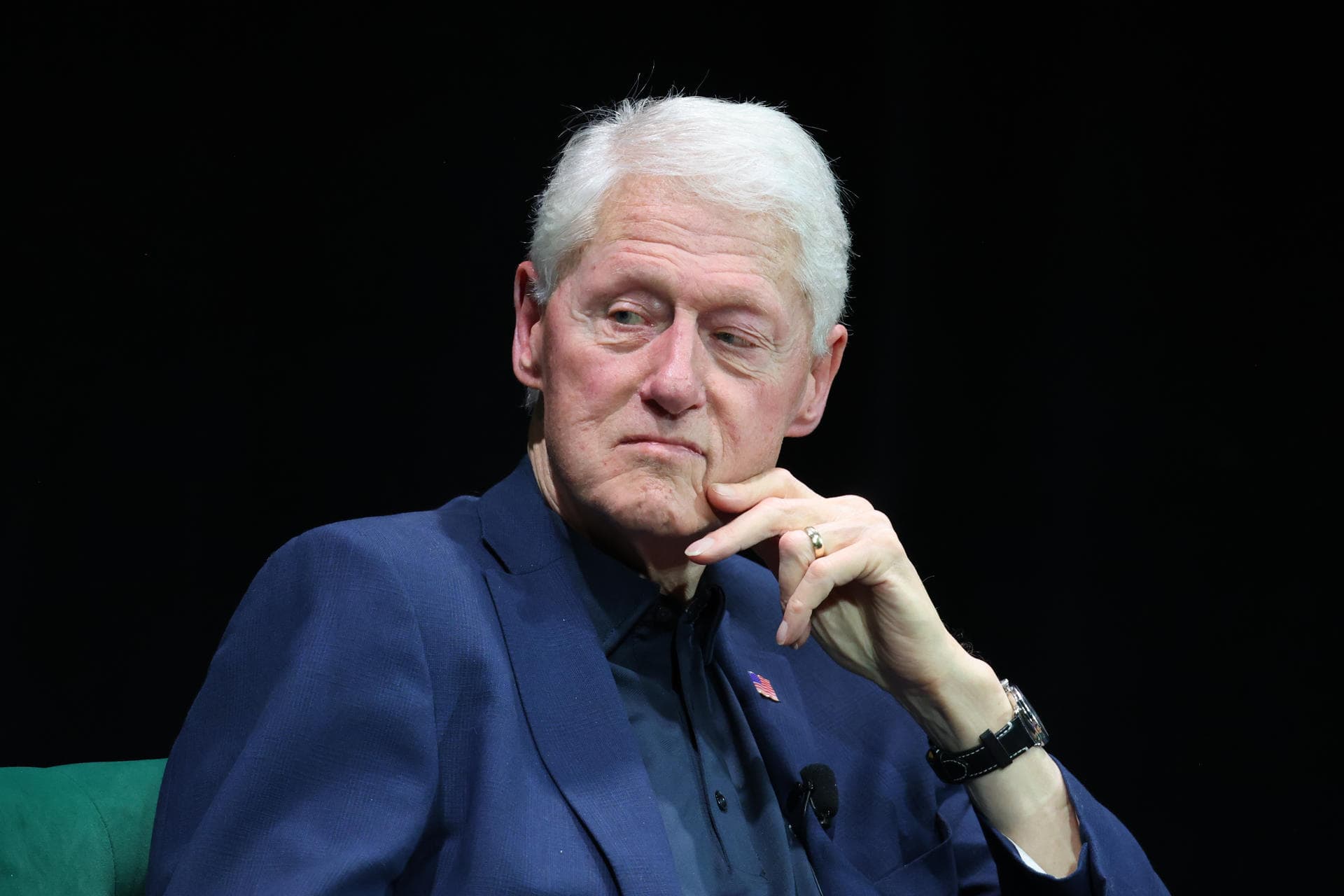 Trump dice que "odia" que salgan imágenes de Bill Clinton con Epstein