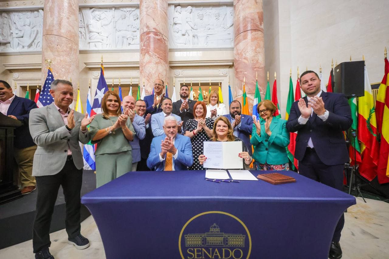 Gobernadora firma la Ley de Admisión Automática a la UPR