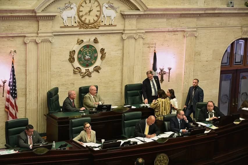 Cámara aprueba congelar aumentos de luz por dos años 