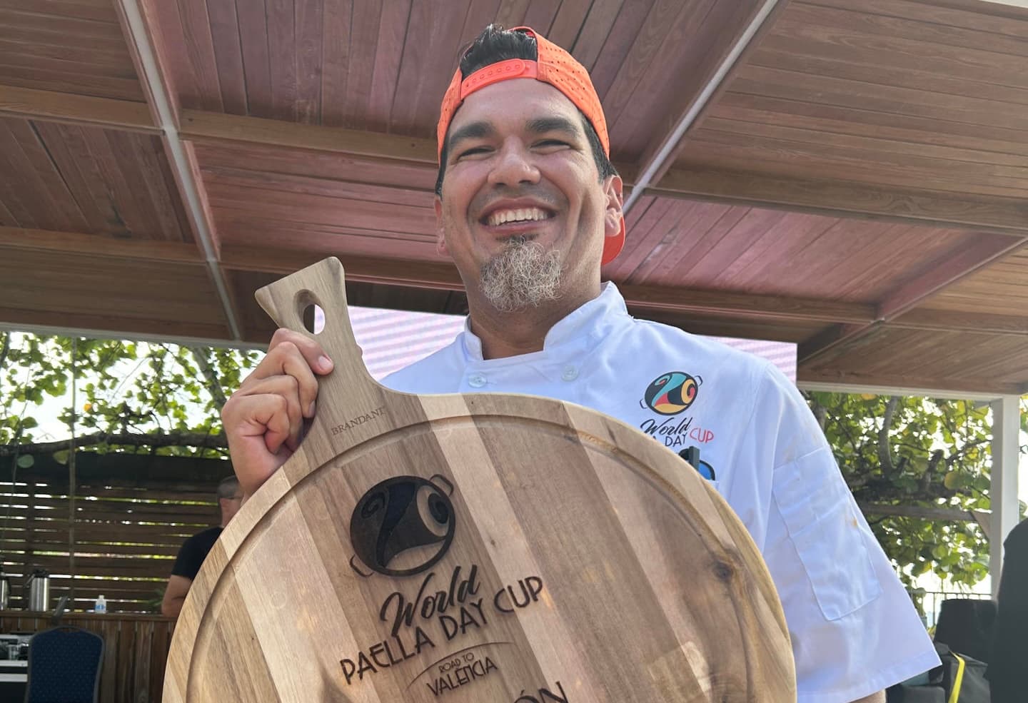El chef Roger Sandoval gana competencia de paella