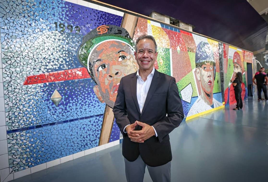 Alcalde de la ciudad capital devela mosaico “Eternos” en el estadio Hiram Bithorn