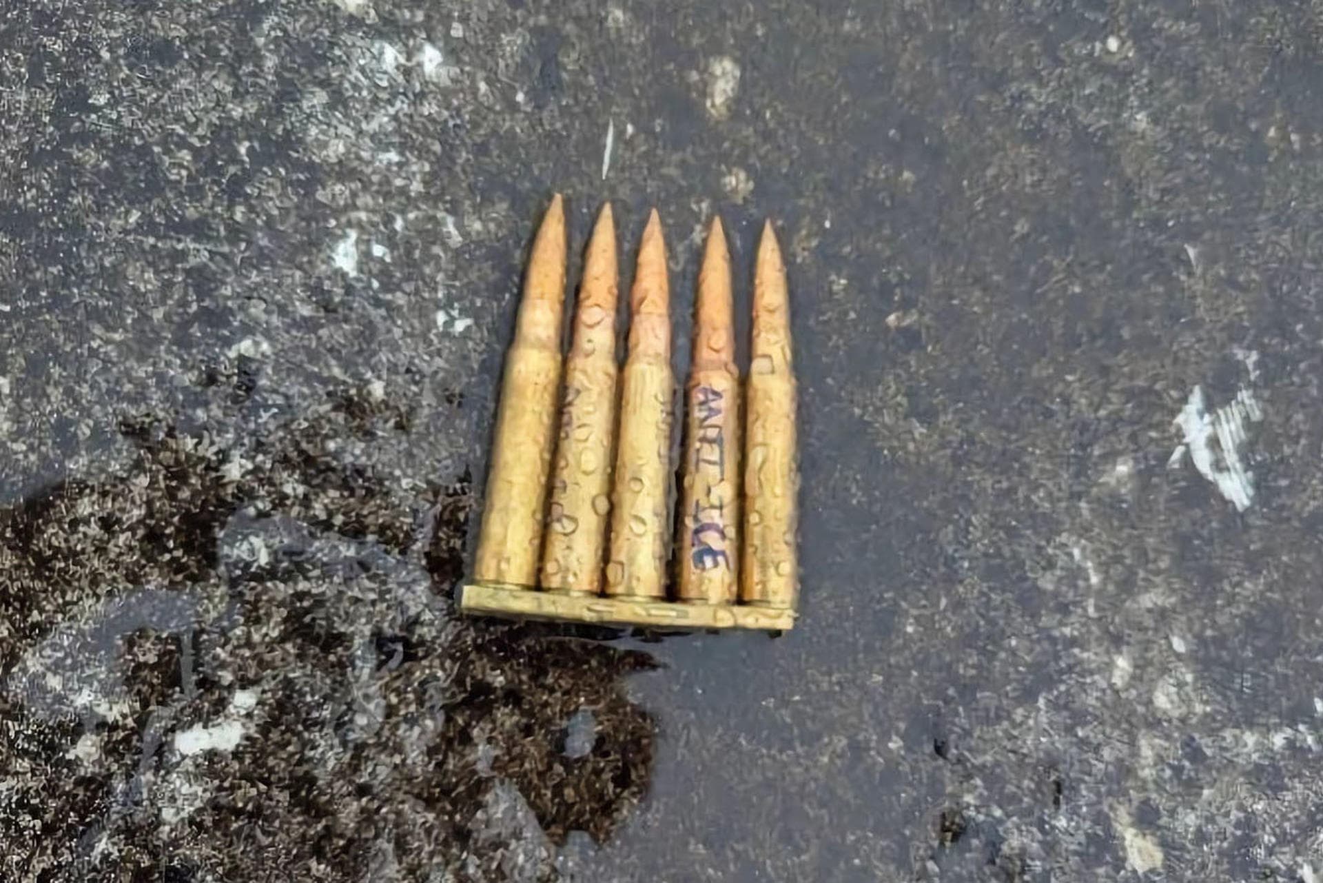 Director del FBI comparte foto de un proyectil con frase 'ANTI-ICE' del tiroteo en Texas