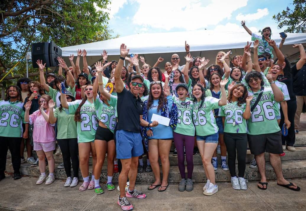 Municipio de San Juan celebra evento para 32 escuelas superiores y apoya a clases graduandas con donativos de $2,500