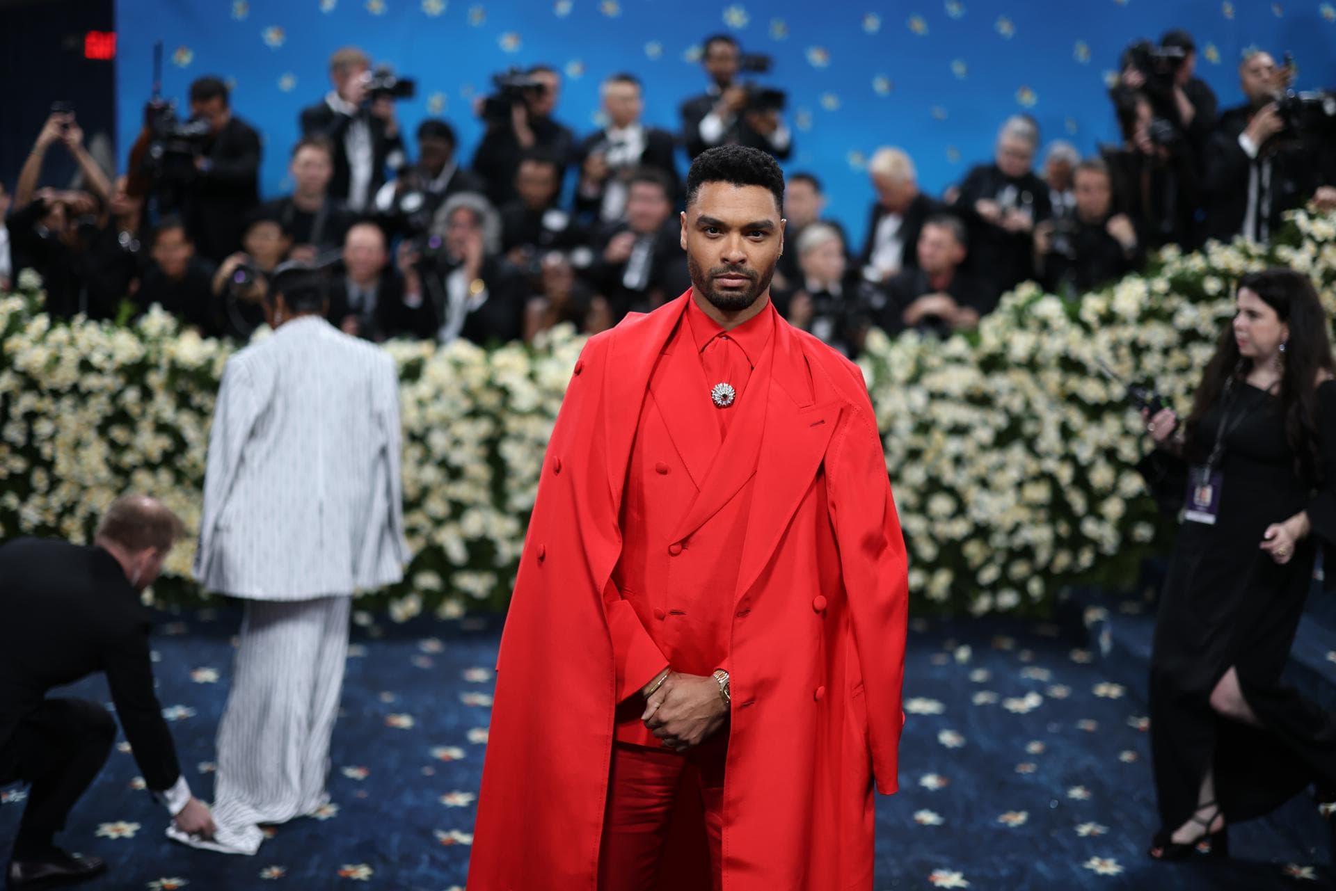 Regé-Jean Page protagonizará una nueva serie de suspense erótico en Netflix