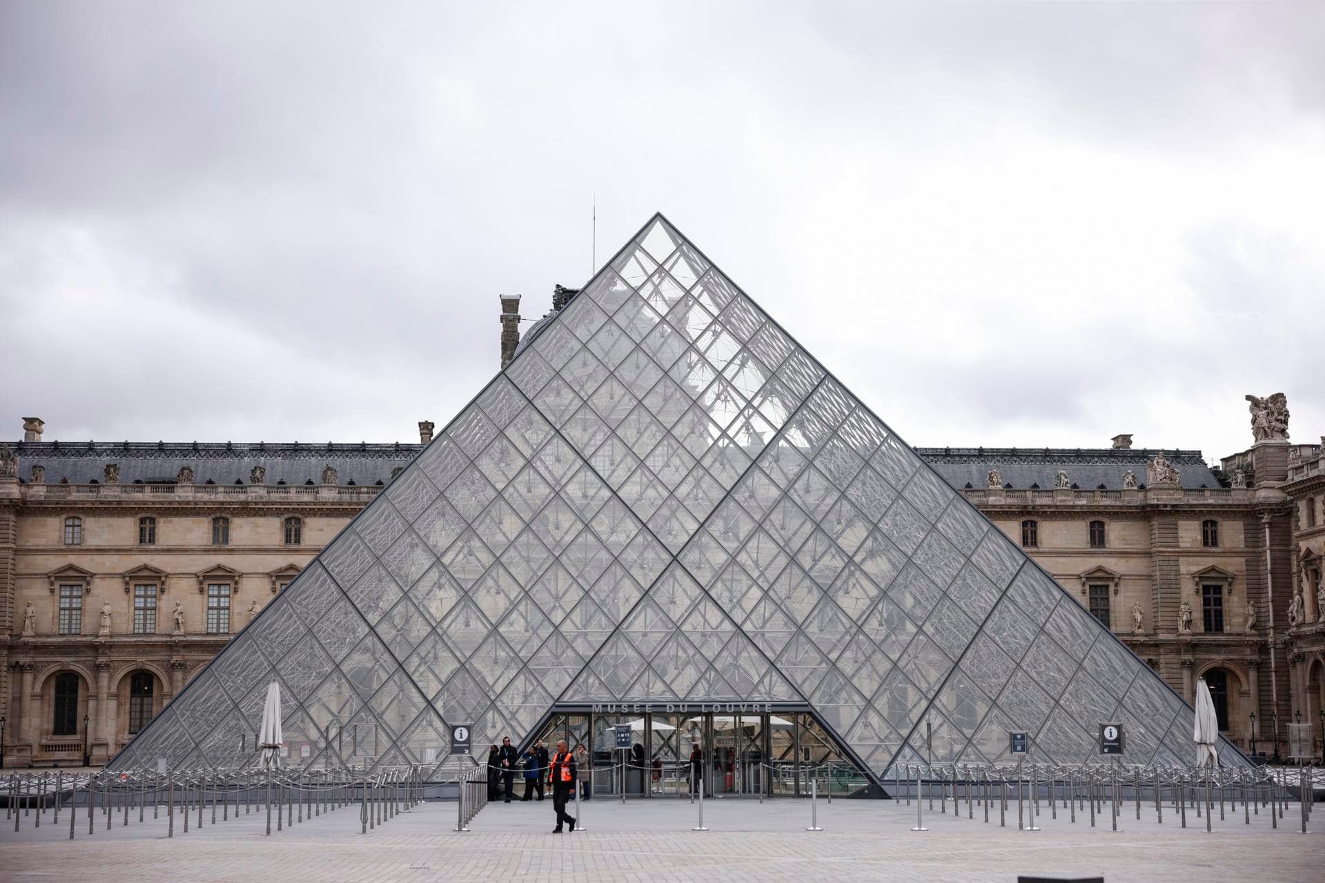 Una auditoría de 2018 alertó del riesgo del balcón del robo del Louvre