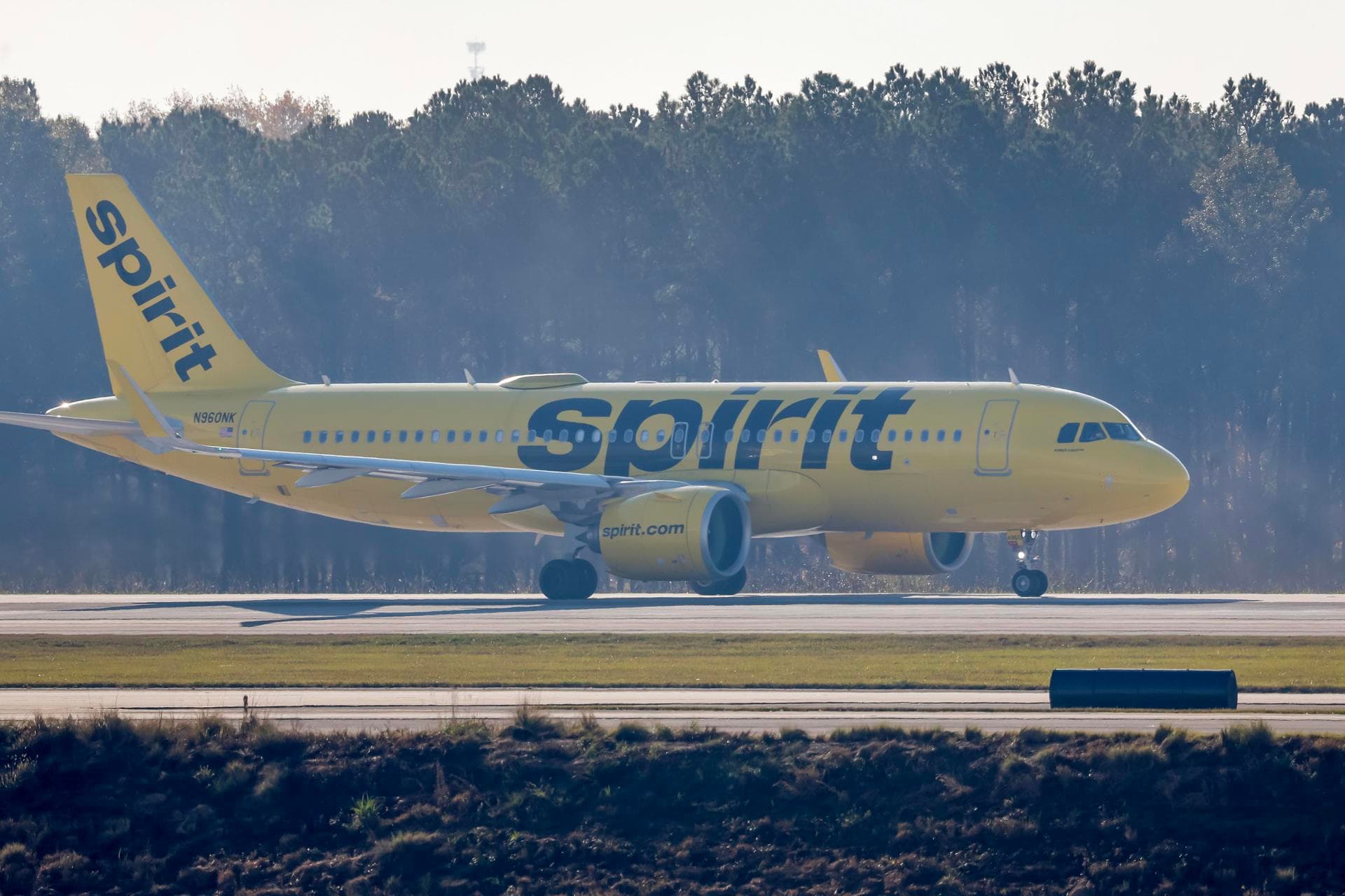 Administración Trump y aerolíneas acuerdan plan de ayuda para clientes y empleados de Spirit