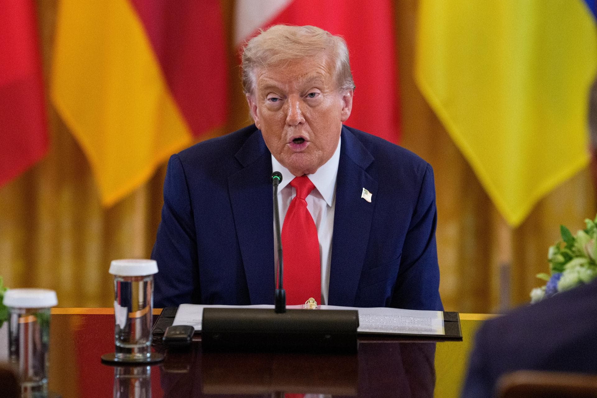 Empleados de FEMA alertan sobre movidas de Trump en la agencia
