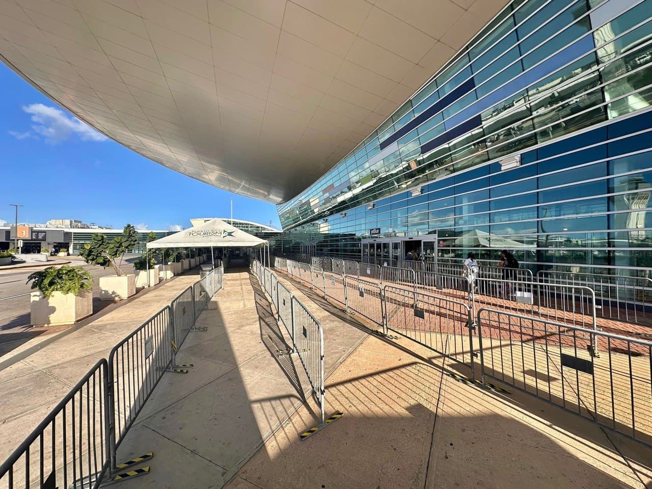 Aerostar se prepara para tener filas hasta la calle en el aeropuerto LMM