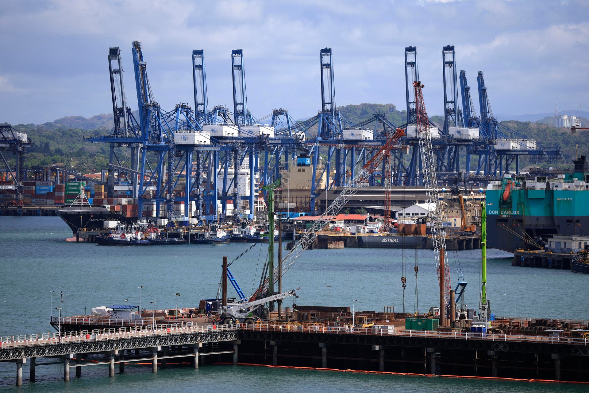 China acusa a EE.UU. de tener "mentalidad de Guerra Fría" en pulso por el Canal de Panamá