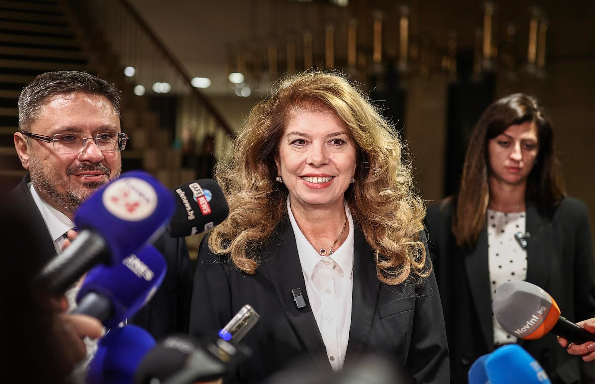 Recuento de votos confirma que Yotova y Gyurov pugnarán por presidencia en segunda vuelta