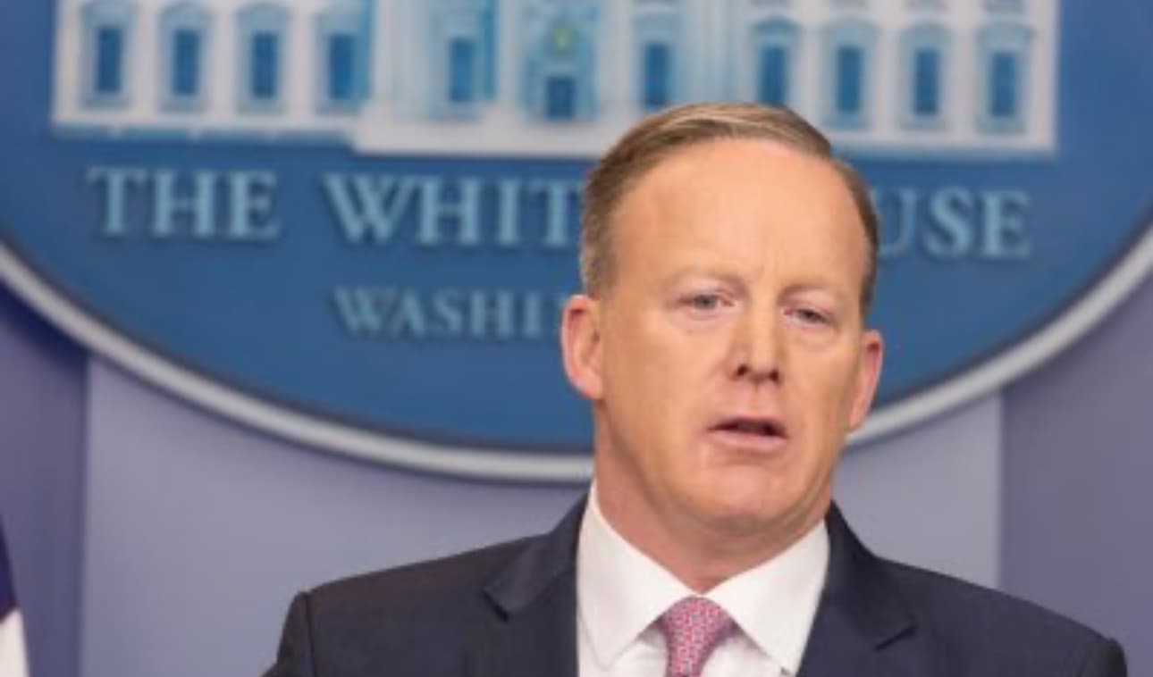Ex secretario de prensa de Trump se une a coro MAGA que reclama acciones en Puerto Rico 