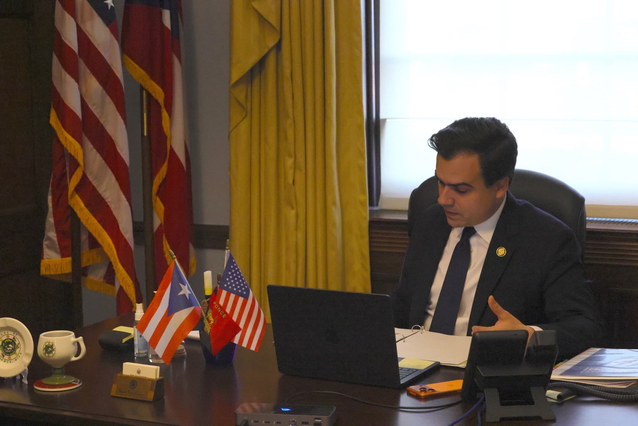 Miles de puertorriqueños participan en conversatorio telefónico del Comisionado Residente sobre la Vivienda