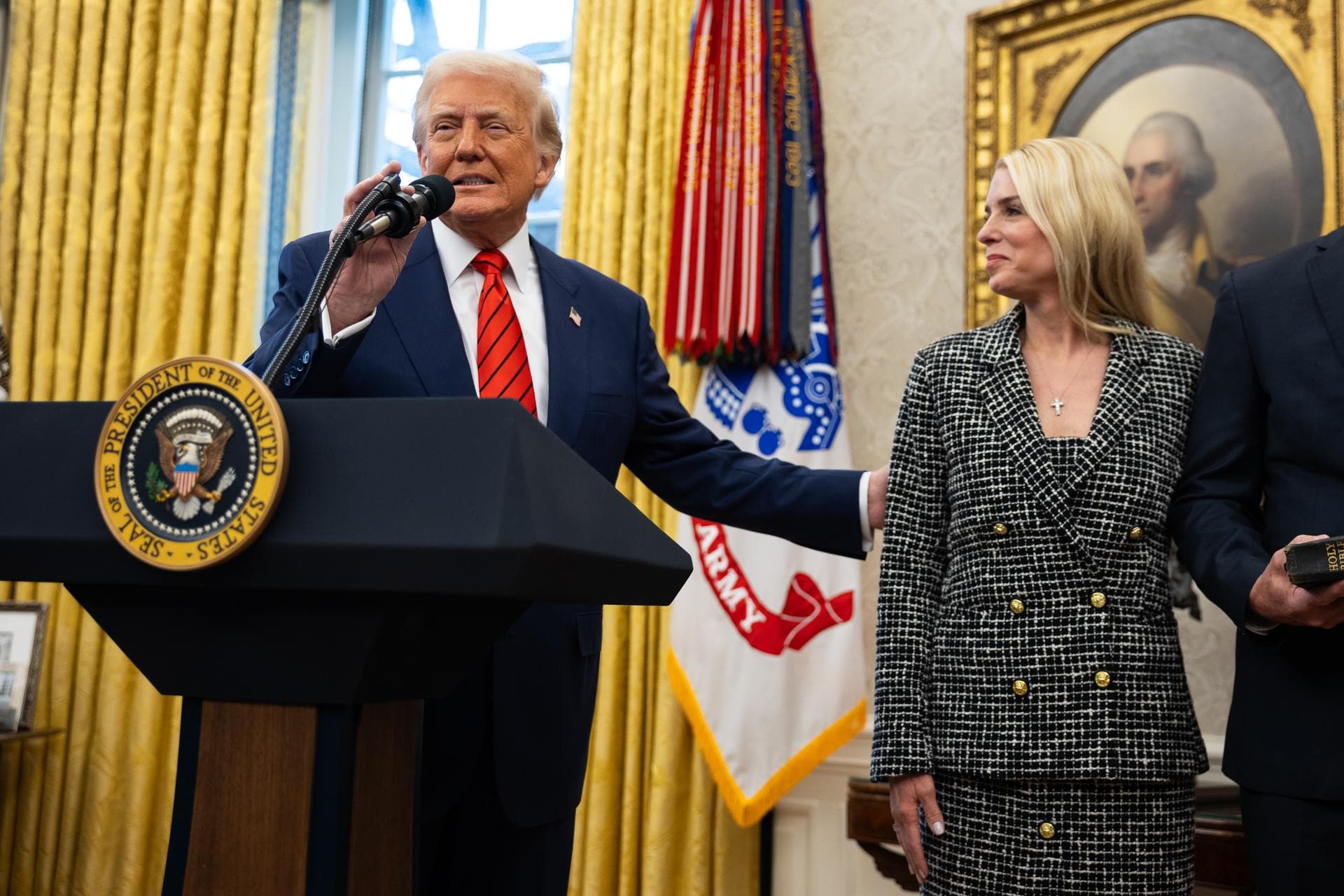 Se envalentona Trump con seguidores MAGA que lo cuestionan