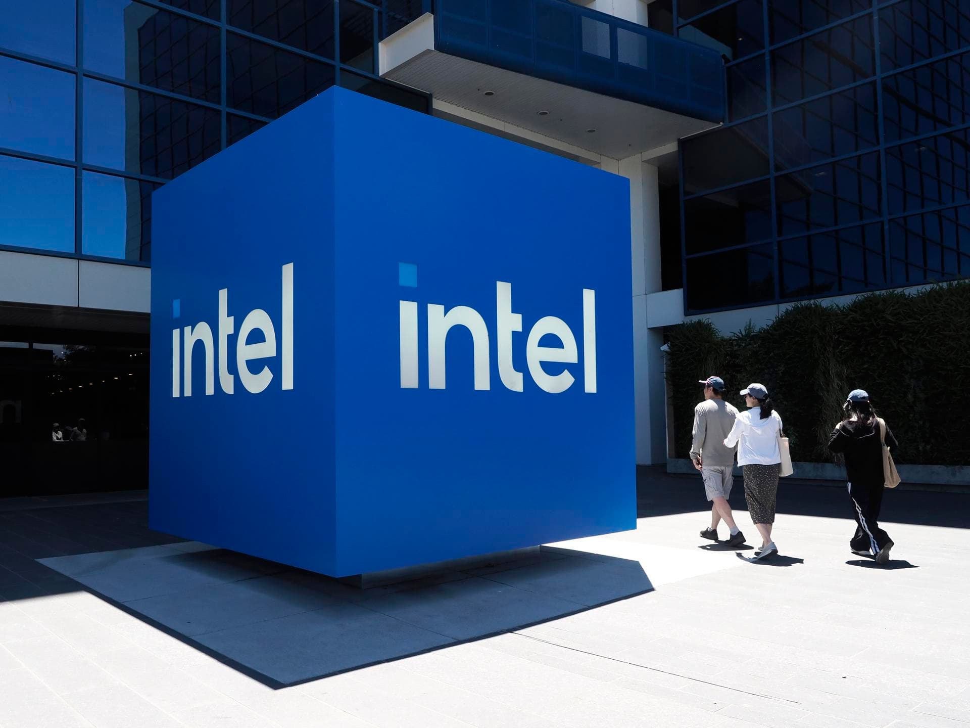 Trump se reúne con CEO de Intel y aplaude su éxito y ascenso