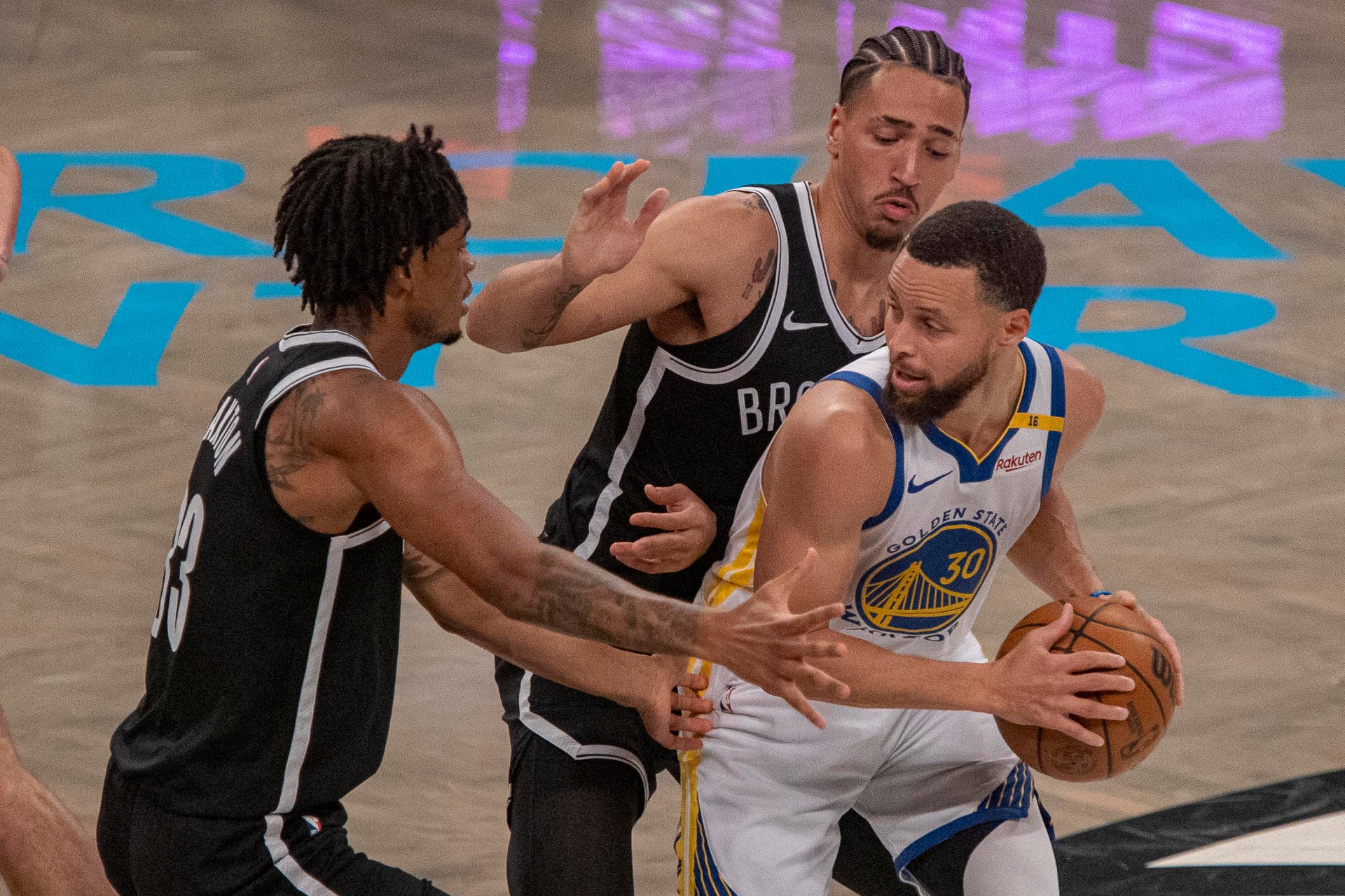 Toronto vuela a cuartos de la Copa NBA, Jokic domina y Blazers opacan exhibición de Curry