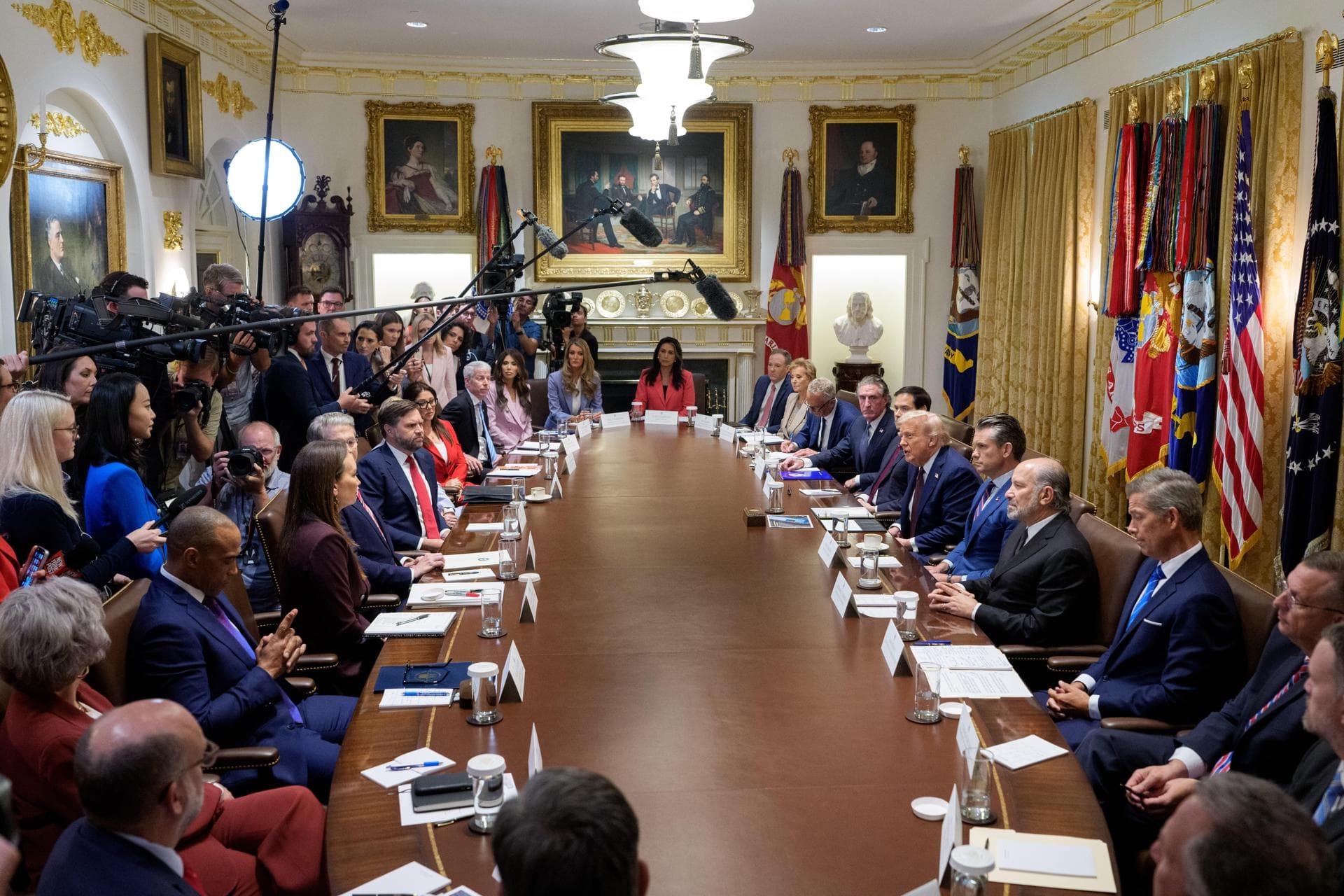 Trump se reúne con su Gabinete por más de tres horas