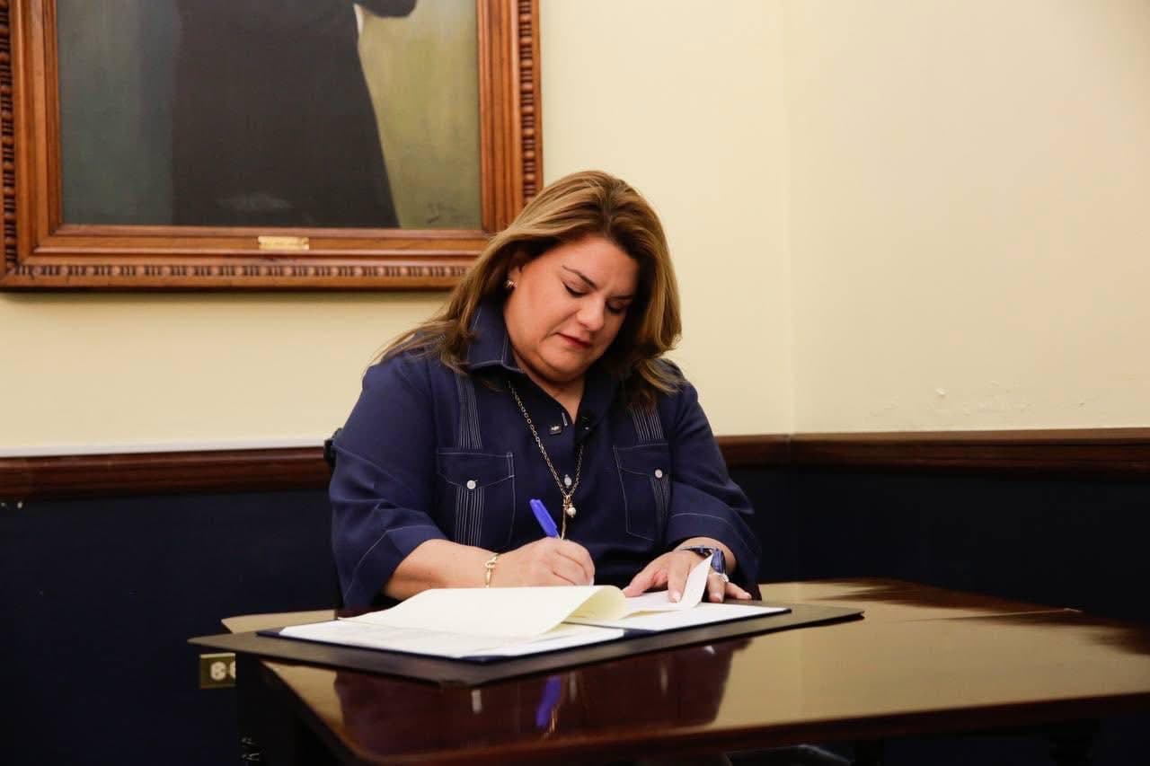 Gobernadora honra a Barbosa con firma de leyes sobre salud