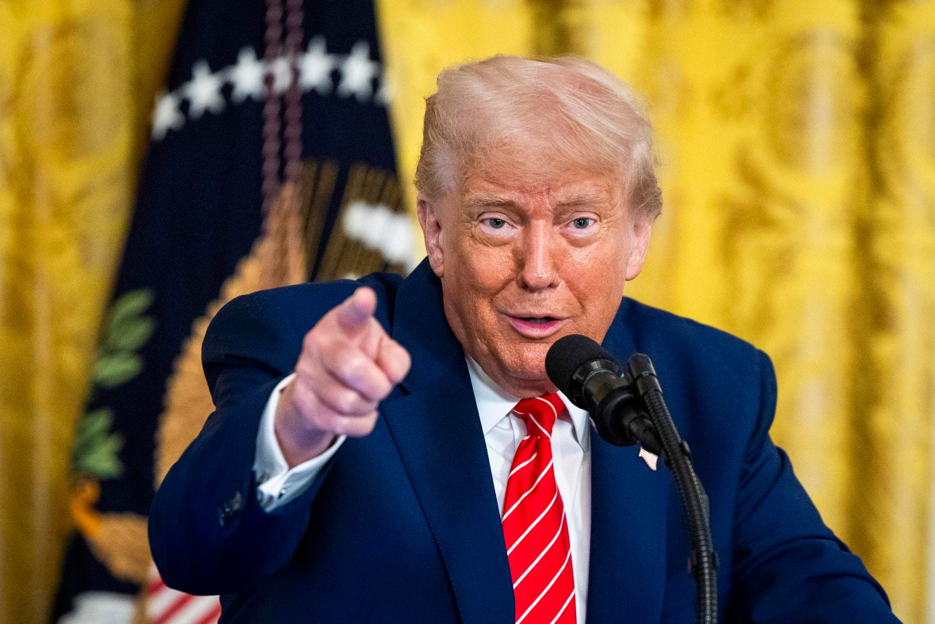 Trump ordena aumentar agentes para procesos de deportación 