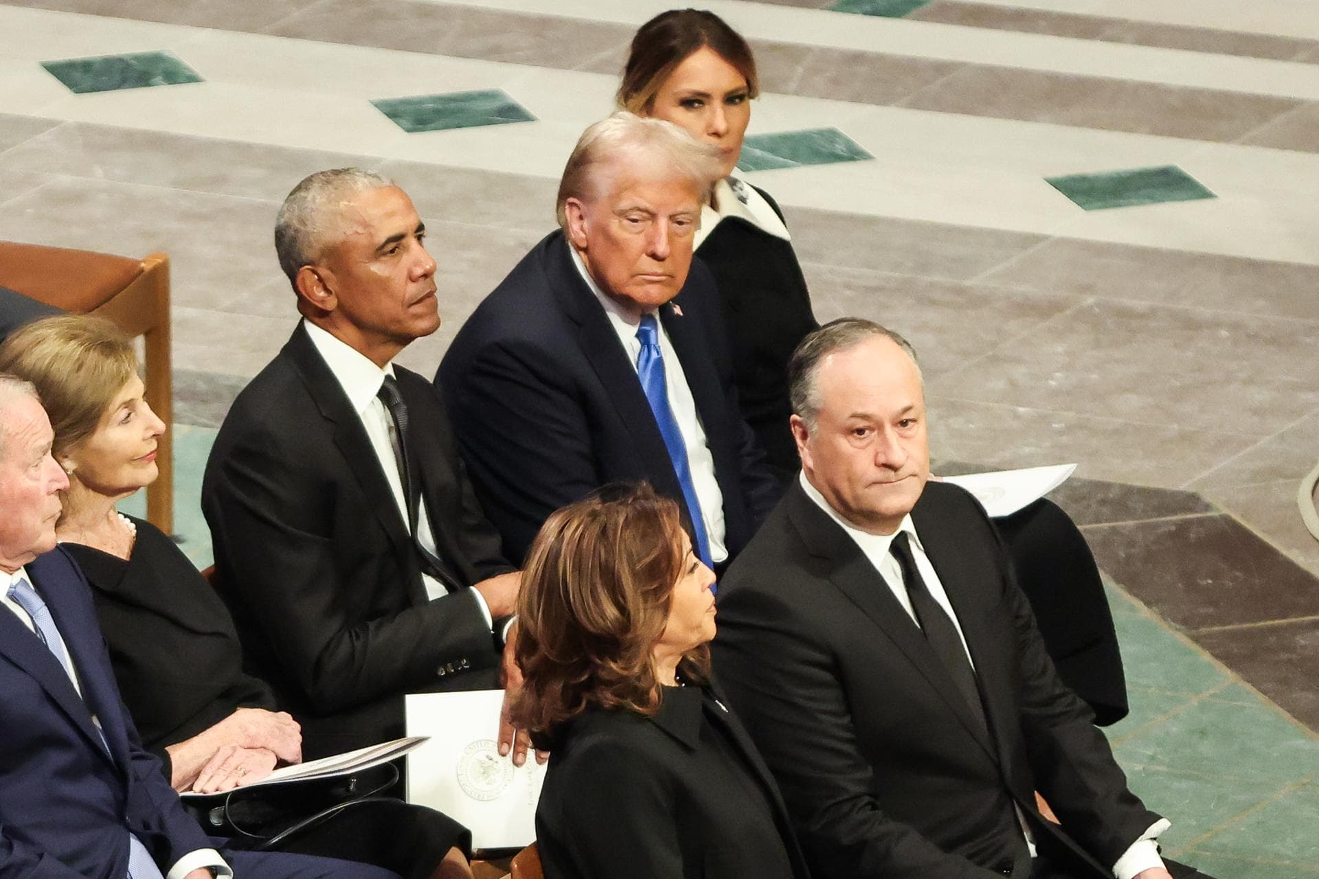 Trump presiona a legisladores republicanos mientras Obama participa en mítines demócratas