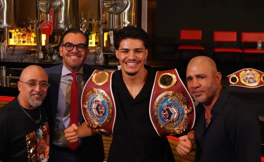 Celebran a los nuevos campeones mundiales en boxeo
