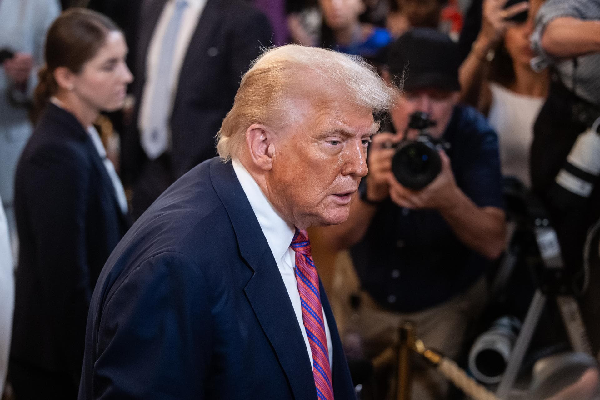 Un 56 % desaprueba la gestión migratoria de Trump