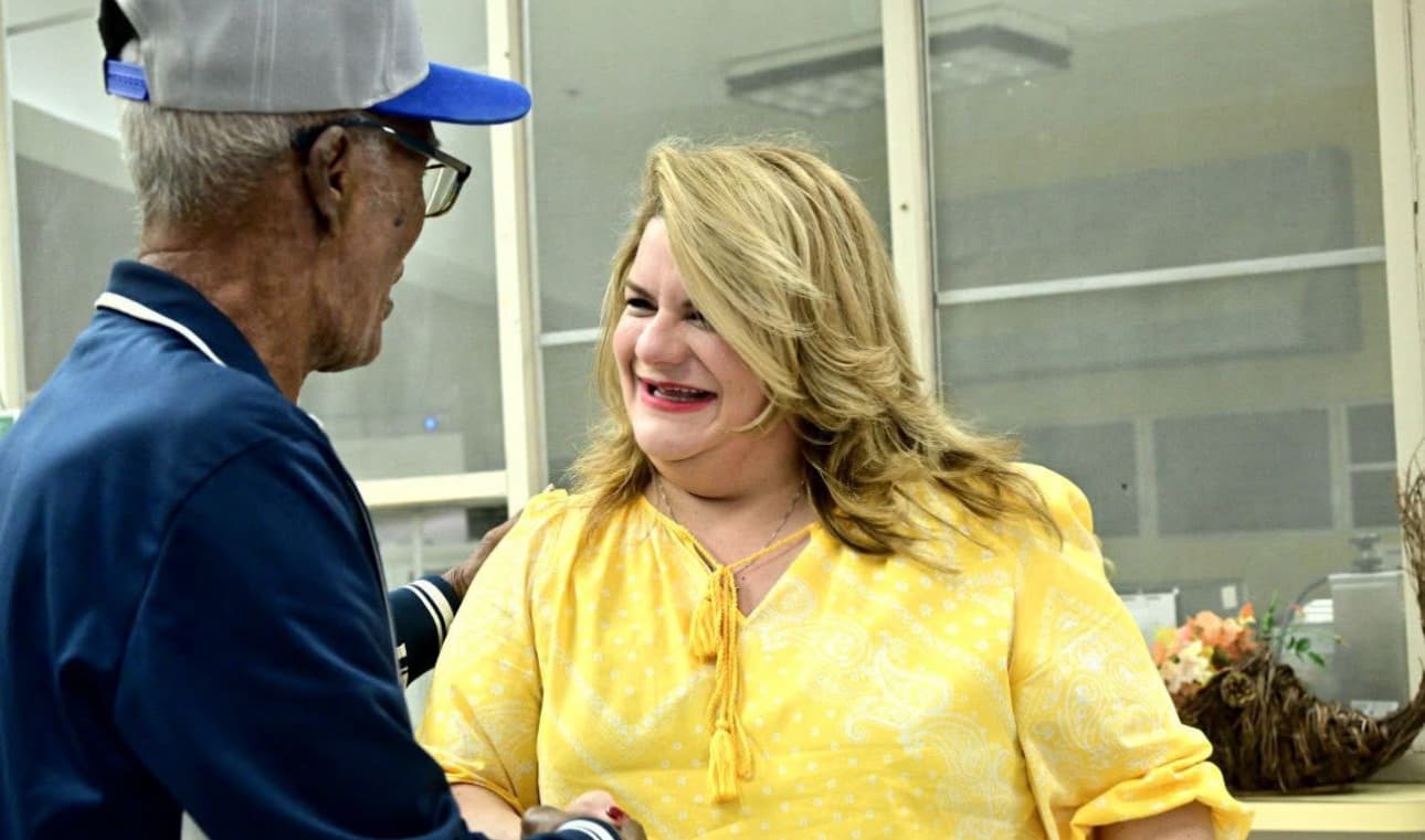 Gobernadora firma medidas para acelerar la transformación energética y expandir oportunidades de voluntariado para adultos mayores