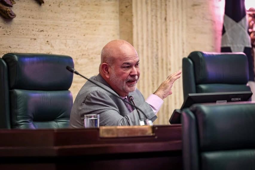 Cumbre con alcaldes para presentar ‘Marco Jurídico’ que viabiliza el que municipios puedan reparar postes con luminarias eléctricas