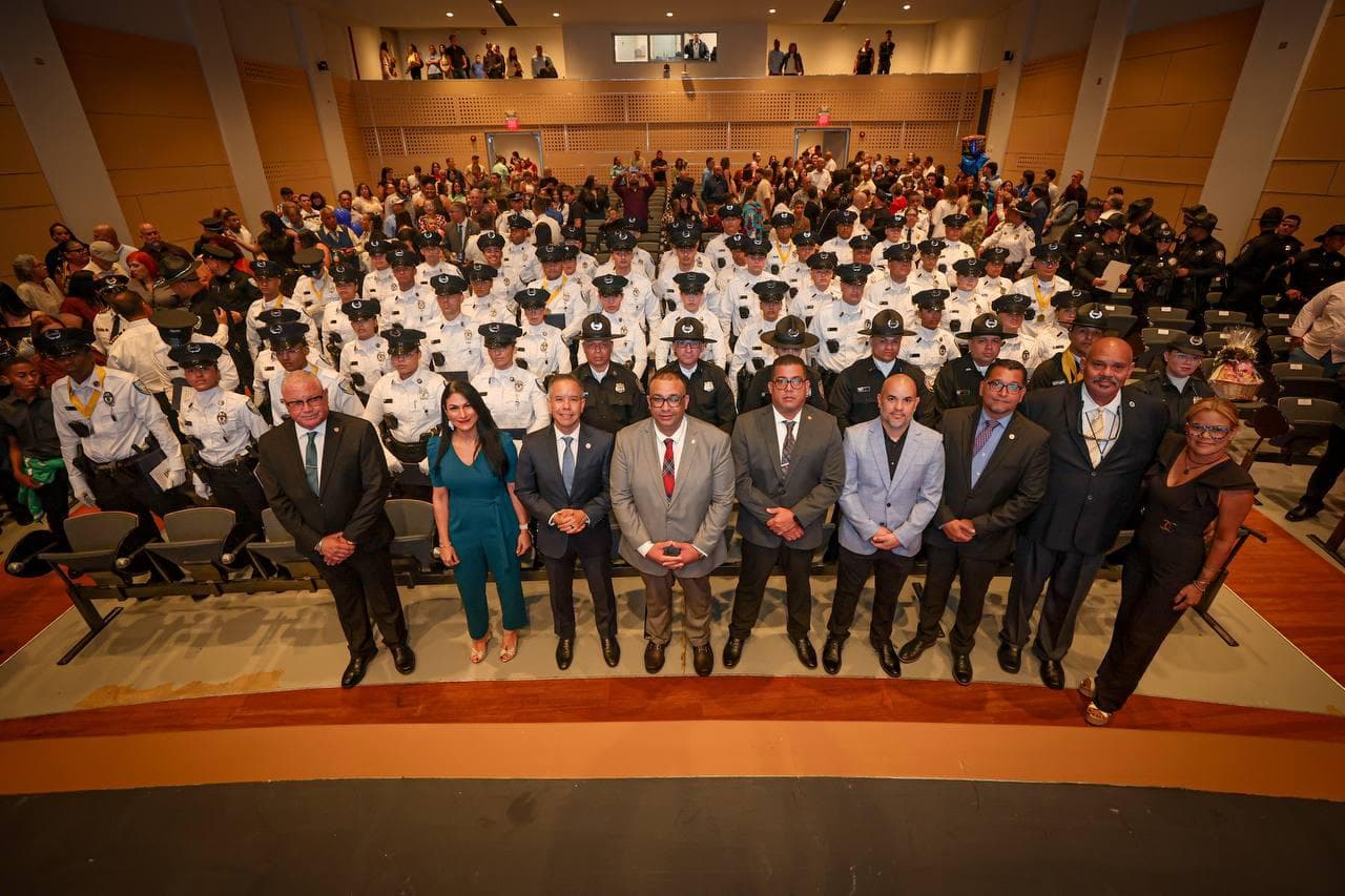 San Juan celebra la graduación de 57 nuevos cadetes municipales, incluidos oficiales que integrarán la nueva Unidad Turística