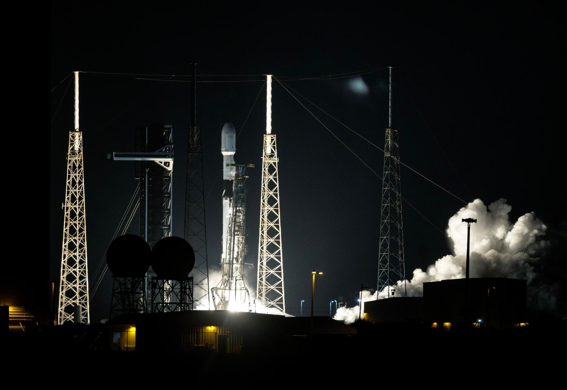 Millonaria multa a Meta, robots más rápidos, IA en el espacio y más clics tecnológicos