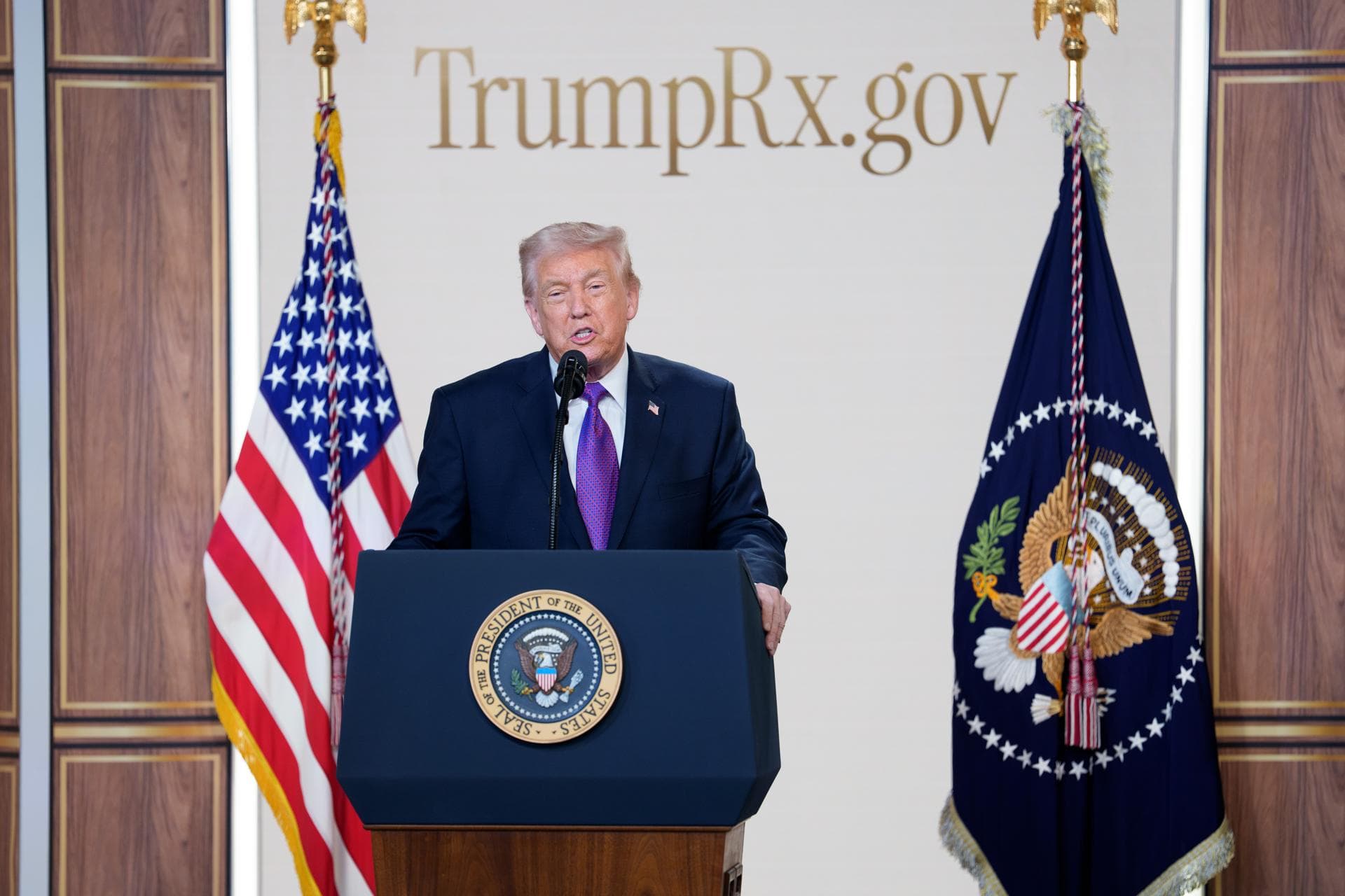 Trump critica el "inapropiado" acuerdo de energía limpia entre Newsom y el Reino Unido