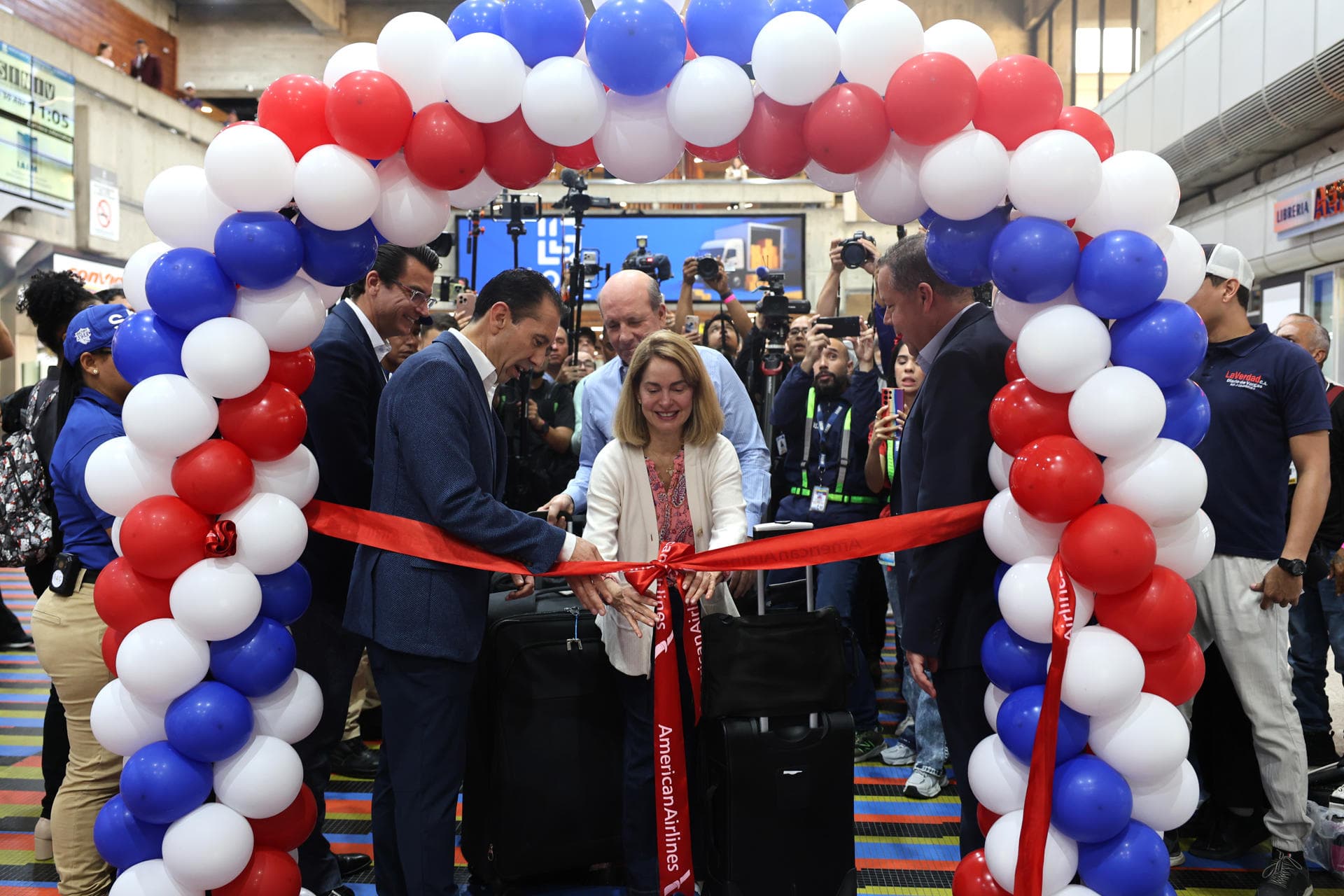 Viajeros venezolanos celebran con emoción el regreso de un nuevo vuelo directo desde EEUU