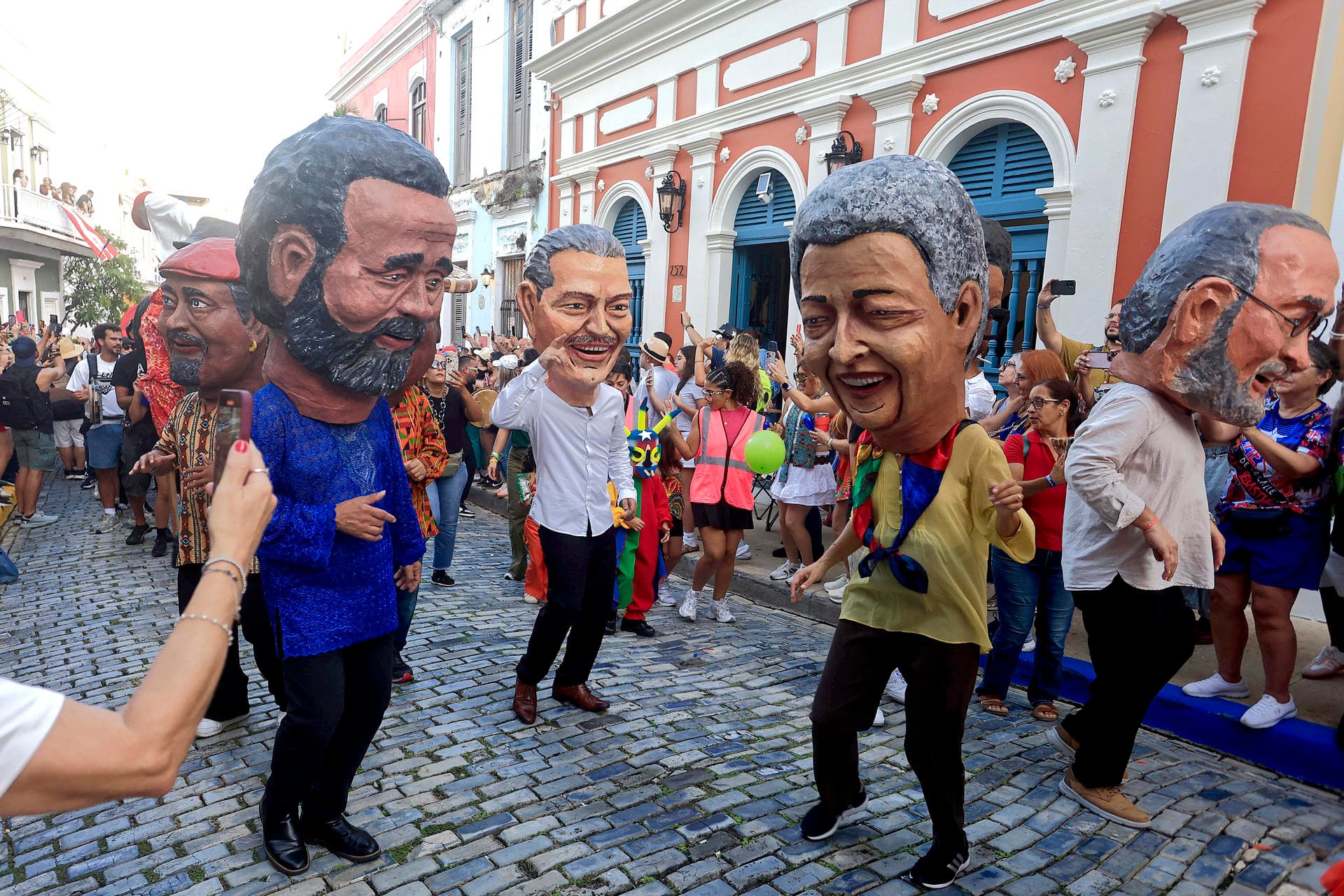 Los cabezudos alzan la voz por la paz mundial, la naturaleza y la cultura