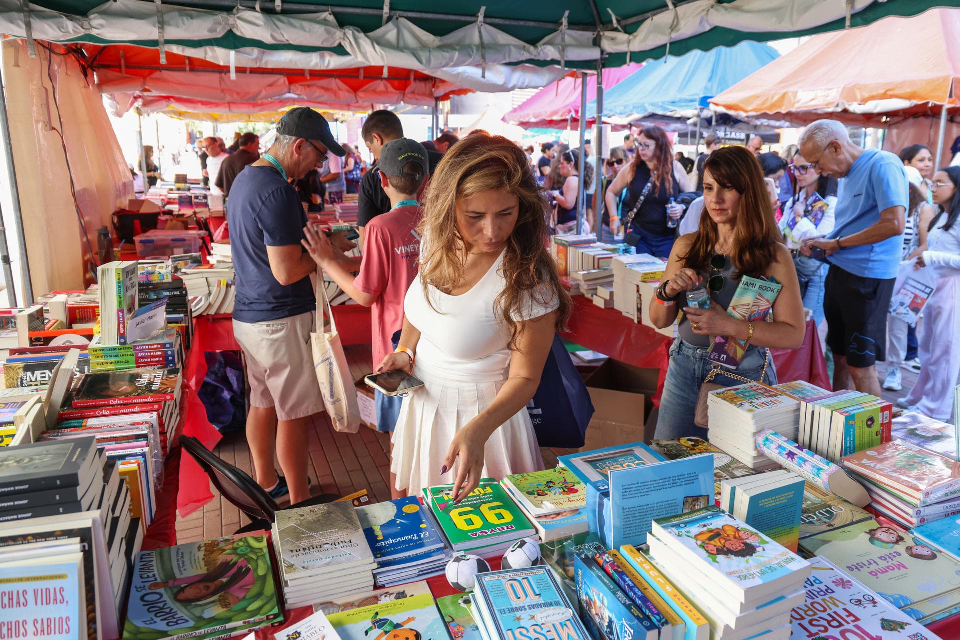 El auge de la literatura en español en EE.UU. marca la Feria del Libro de Miami