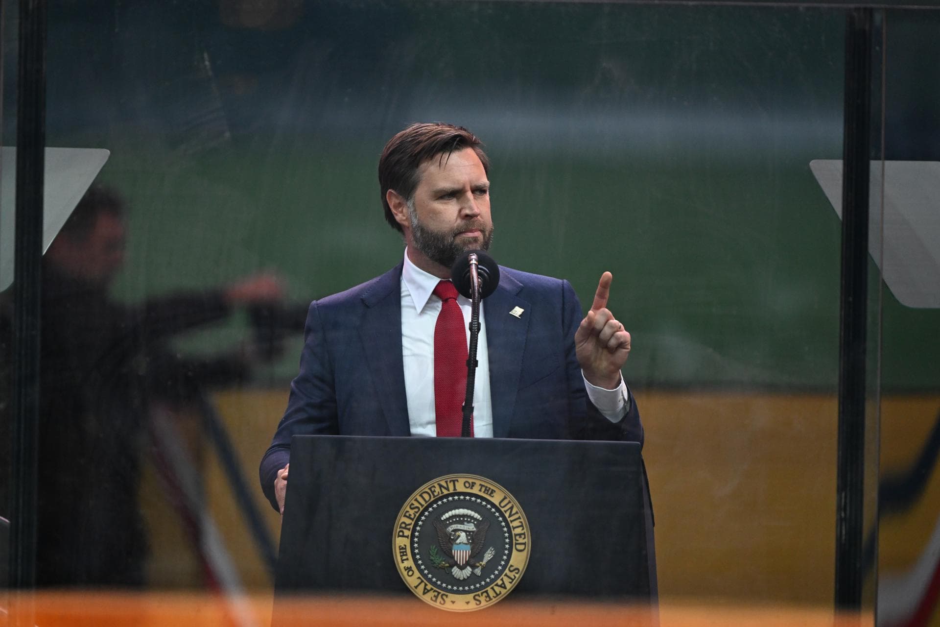JD Vance la emprende contra los demócratas por inmigrantes